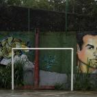 Pinturas tras la portería en la barriada de Tavares Bastos, en Río de Janeiro.