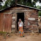 Dgenebou Soumah, 20 años, prefectura de Coyah "Su novio fue a verla cuando llegó a casa, pero no sabe si se casarán. A pesar de la muerte de su madre, su tía y su sobrina, ella está llena de vida".
