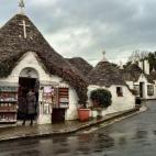Este pueblo italiano se ha quedado atrapado en el tiempo. Sus casas son todas trullis, unas construcciones megalíticas de color blanco y con un tejado en forma de cono. Este tipo de construcciones son muy típicas de la región de Apulia. Este ...