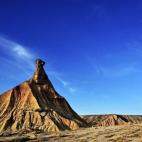 Castildetierra es una de las formaciones más características de las Bárdenas Reales, ese paisaje semidesértico de Navarra que parece sacado de 2001: Una odisea en el espacio. La textura de la tierra, las nubes y los colores de este lugar t...