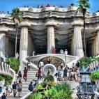 Para no llevar a los más pequeños a un parque típico para niños, ¿qué tal conocer un poco de arte mientras juegan por este amplio lugar? Estamos en el Parque Güell (Barcelona), una de las obras más famosas de Gaudí y un ejemplo fantást...