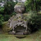 Este parque de Bomarzo (Italia) podría ser el lugar en el que viven las hadas y algún que otro trol malvado. Lo más llamativo de este precioso lugar son las esculturas de piedra que evocan a seres míticos y de fantasía. Dicen que su dueño...