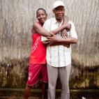 M’Balia Sylla con su suegro "Su suegro siempre la apoyó. Al personal sanitario le costó mucho convencerla para que se sometiera a tratamiento. Ella trabaja en la enfermería del cuartel militar. Desde que recibió el alta, su comunidad ha ...