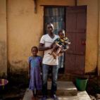 Bengali Souma, 27 años "Perdió su trabajo y tiene que ocuparse de sus hermanos pequeños. Tendrá que hacer muchos méritos para reintegrarse en su comunidad. Si no, seguirán pensando que está maldito".