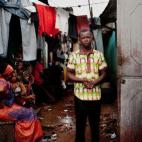 Nyanbalamou Gabou, 24 años "Nyanbalamou Gabou es estudiante de Medicina. Se encargó de sensibilizar a sus vecinos sobre la enfermedad antes de contagiarse. Como consecuencia, la comunidad le rechazó a su vuelta a casa".