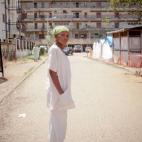 Fanta Camara, 25 años "Trabaja en el Centro para el Tratamiento del Ébola en Donka. Perdió su puesto de maestra por la enfermedad".