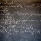 "Los rumores más descabellados sobre la epidemia del ébola están dificultando aún más la labor de los sanitarios. A falta de tratamiento, los enfermos recurren a su curandero tradicional, lo que contribuye a la expansión de la enfermedad".