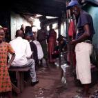 "Las condiciones sanitarias, la falta de agua corriente y la pobreza impiden la lucha de la población contra el brote de ébola".