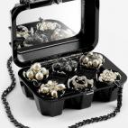 Este artilugio de Chanel, como buena huevera, tiene seis compartimentos para guardar joyas (o huevos, eso ya depende de ti). Eso sí, el precio supera al de seis gallinas: 9.750 euros.