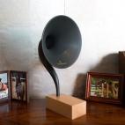 El altavoz de Gramovox no compite por ser el más pequeño, pero a bonito le ganan pocos. Funciona por bluetooth, conectándose a cualquier gadget. Precio a partir de 320 euros.