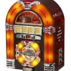 Y si con el gramófono no tenías suficiente, aquí el Jukebox, estéticamente perfecto para reproducir tus CD’s (o la música de tu móvil) a través de la conexión inalámbrica. De Crosley. Precio: 143 euros.