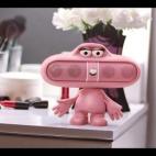 Te mira fijamente, pero también sostiene los altavoces Beats Pill, de Beats by Dr. Dre. Se venden por 50 euros.