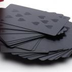 Las barajas de Monochromatic vienen, en efecto, en un único color, para que nadie pueda cotillear si tienes póker. Precio a partir de 11,85 euros.