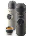 Una cafetera portátil, para que puedas degustar tu café recién hecho siempre y en todo lugar (literalmente). De Wacaco. A partir de 30 euros.