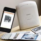 Querías una cámara instantánea, pero cargar con ella da pereza. No importa, con la impresora Instax Share SP-1 de Fujifilm podrás revelar tus fotos del móvil en cualquier lugar. Precio 149 euros.
