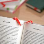 No marcarás una página nunca más. Simplemente deja caer este inteligente marcapáginas cada vez que pasas la página, y señalará el punto en el que has parado cuando cierres el libro. Brillante. (Vía Shoplocket.)