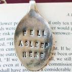 Seamos sinceros: ¿por qué usas marcapáginas? A veces no consigues mantenerte despierto hasta que acabas el libro. Y esta bonita cuchara con mensaje también lo sabe. (Vía Etsy.)