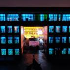 Vista del colegio de primaria Hongsan durante la desinfección de sus aulas mediante luz ultravioleta este domingo