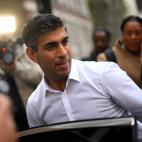 Rishi Sunak, este domingo, saliendo de su oficina en Londres.