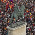 Vista aérea de una zona de la Puerta del Sol, con decenas de banderas republicanas