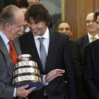 Meses después les recibió en la Zarzuela. En la foto, junto a Rafa Nadal y David Ferrer.