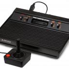 Esta consola que apareció originalmente en 1977 logró que durante los años '80s "Atari" fuese sinónimo de videojuegos. Se vendía acompañada de dos fabulosos joysticks.