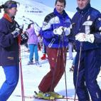 Y también el esquí, que ha practicado habitualmente en familia durante el invierno. En la imagen, le vemos junto al príncipe Felipe y su hija menor, la infanta Cristina, en 1996.