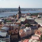 Ponemos dirección al norte de Europa hasta llegar a Riga, Letonia. Prepárate para introducirte en un cuento de hadas y pasear por calles llenas de encanto y cultura. La zona de la Ciudad Vieja y en especial la conocida como Casa de las Cabezas...