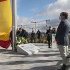 Madrid iza una bandera gigante en honor de las víctimas del Covid