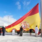 Madrid iza una bandera gigante en honor de las v&iacute;ctimas del Covid