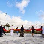 Madrid iza una bandera gigante en honor de las v&iacute;ctimas del Covid