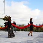 Madrid iza una bandera gigante en honor de las v&iacute;ctimas del Covid