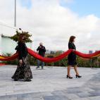 Madrid iza una bandera gigante en honor de las v&iacute;ctimas del Covid