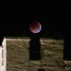 Vista de la Luna sobre las almenas de la torre de la Calahorra, en la ciudad de Córdoba, durante el eclipse