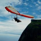 Muchos aventureros deciden sobrevolar en ala delta la ciudad de Río de Janeiro y disfrutar desde el aire sus famosos iconos y paisajes. ¿Te imaginas volar sobre el Cristo Redentor, el Pan de Azúcar o la playa de Copacabana? Volar en ala delta...