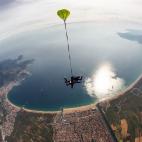 Ampuriabrava es uno de los referentes mundiales más famosos de paracaidismo en todo el mundo (de hecho, su centro de paracaidismo fue el primero del planeta en llegar al millón de saltos). Y no es para menos, ya que la sensación de saltar de ...