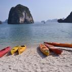 La vietnamita Bahía de Halong es uno de los rincones más espectaculares del mundo, apasionante para todo tipo de viajero. Una experiencia única que se puede vivir en esta bahía es la de echarse a sus aguas a bordo de un kayak y disfrutar de ...