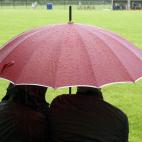 Todo objeto que pueda utilizarse como arma para cortar o apuñalar, o como proyectil, en particular paraguas largos y otros objetos similares.