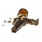 Botellas, tazas (excepto tazas de plástico), jarras, latas o recipientes cerrados de cualquier tipo, que puedan ser arrojados como proyectiles y causar lesiones, así como cualquier otro objeto de cristal u otro material frágil que se quiebre ...