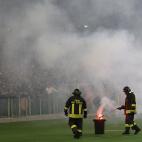 Fuegos artificiales, bengalas, humo en polvo, botes fumígenos, bombas fumígenas u otros objetos pirotécnicos o aparatos que produzcan efectos similares.