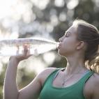 Líquidos de cualquier tipo (incluidas las bebidas alcohólicas o no alcohólicas), excepto aquellos adquiridos dentro del estadio en vasos/tazas de plástico y de acuerdo con los procedimientos de seguridad aplicables a los eventos.