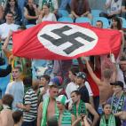 Material de contenido ofensivo, racista, xenófobo o a favor de una causa o ideología, como, entre otros, pancartas, banderas, señales, símbolos y folletos, objetos o ropa, que puedan impedir que los otros espectadores disfruten del evento, d...