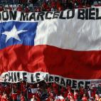 Pancartas o banderas que superen los 2 m x 1.5 m. Se permiten banderas y pancartas más pequeñas, siempre que sean de un material “poco inflamable” y cumplan las normas y estándares del país, y no se prohíban de otra forma en el presente...