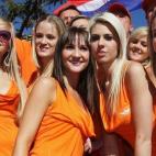 Cualquier material publicitario o comercial como, por ejemplo, pancartas, banderas, señales, símbolos y folletos, o cualquier objeto, material o prendas promocionales o comerciales