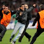 Otros objetos que puedan poner en peligro la seguridad pública y/o dañar la reputación del evento, según el criterio exclusivo de las autoridades de la Copa Mundial de la FIFA.