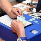 La Fábrica Nacional de Moneda y Timbre es la encargada de los DNI y los pasaportes que expide el Ministerio del Interior. El presupuesto es más bajo que en 2015, cuando ascendió a 82 millones. Entonces ya se redujo en diez millones el gasto e...