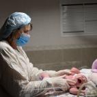 Una enfermera revisa a la peque&ntilde;a Snizhana.