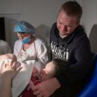 Aleina y su marido, felices con su beb&eacute;.