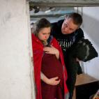 Aleina camina por el s&oacute;tano, en los momentos previos al parto.