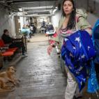 Una embarazada camina por los pasillos subterr&aacute;neos del hospital.